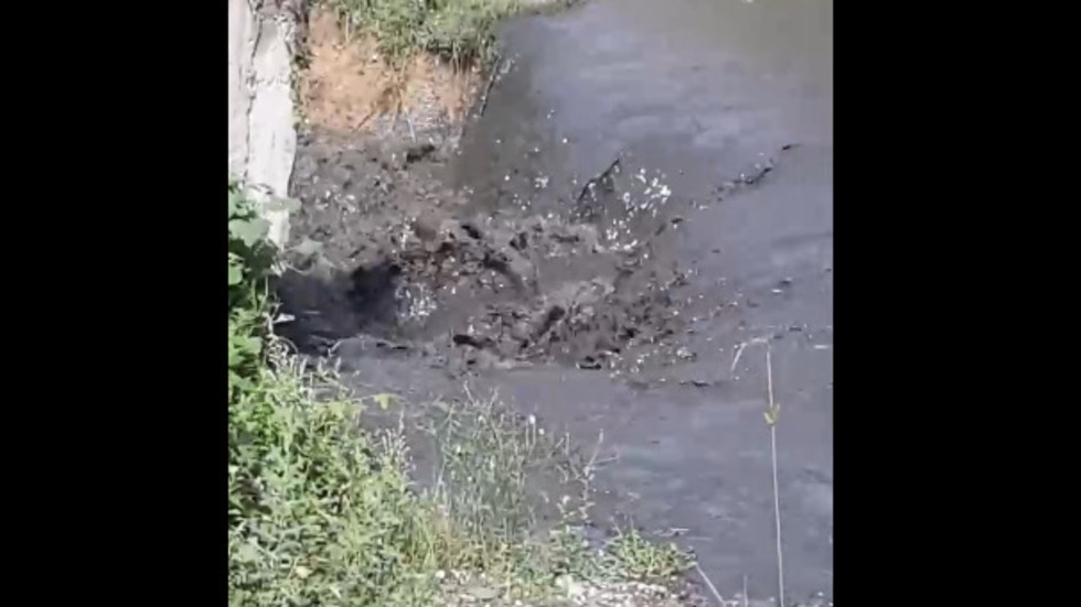 Черна вода тече в река Шугавица