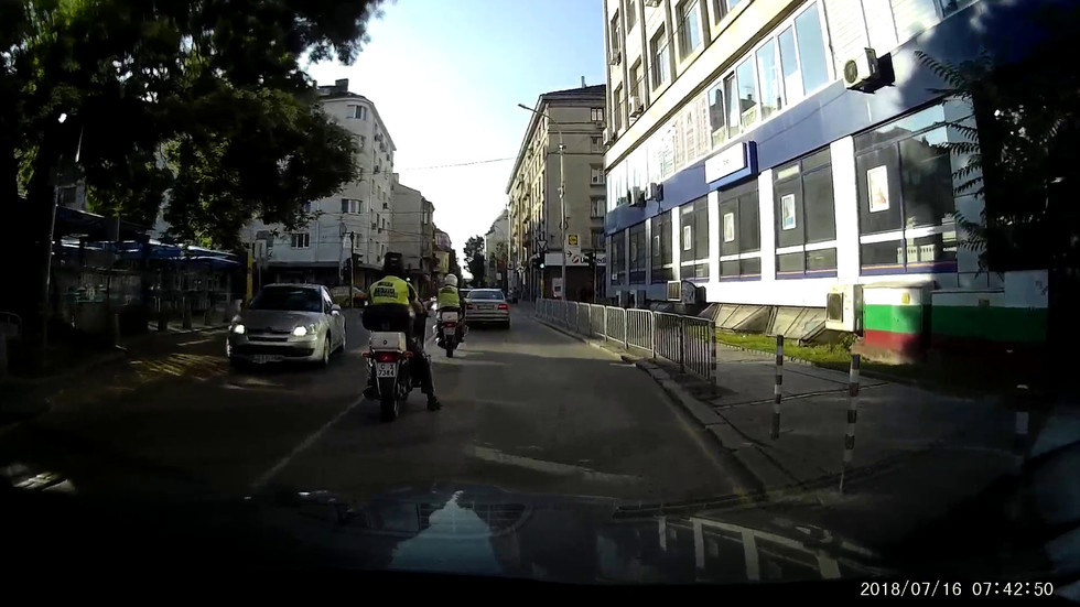 Полицай не дава предимство на пешеходна пътека