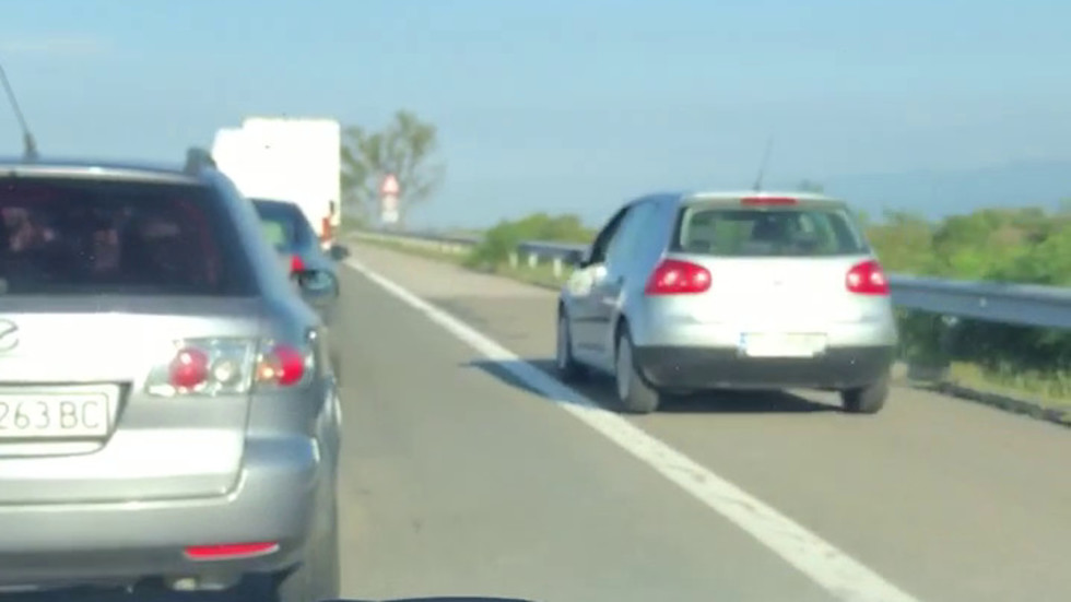Шофиране в аварийната лента при задръстване на магистрала "Тракия"