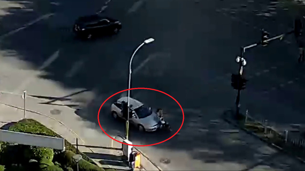 Кола блъсна майка с количка във Варна