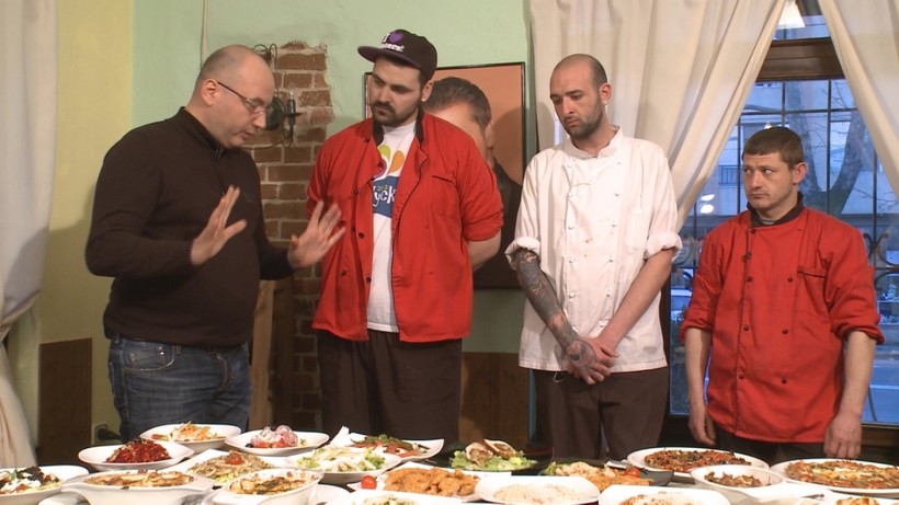 Неприятели посрещат шеф Манчев в пицария, посветена на сериала „Приятели”