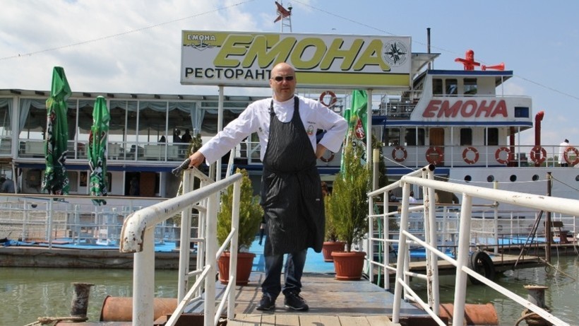 Шеф Манчев спасява кораба-ресторант „Емона”