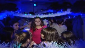 Студенти празнуват 8 декември в теснолинейка