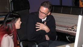 Рей Хеджис помага на Жана за избора на първи сингъл