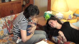 Майка се грижи за бебето на малолетната ѝ дъщеря, забъркана в наркотрафик