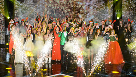 Финалистите на X Factor посрещнаха Коледа с впечатляващ концерт