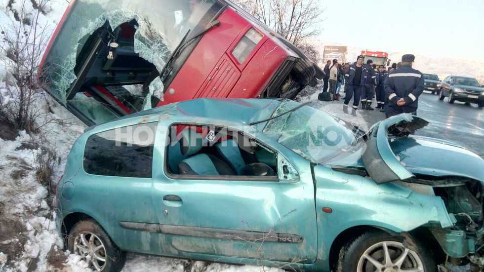 Автобус се обърна край Драгичево