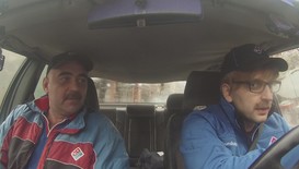 Шеф попада под критичните погледи на свои служители
