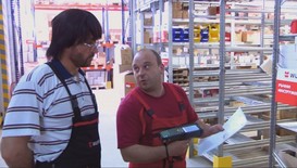 Шеф става складов работник, за да проучи компанията си