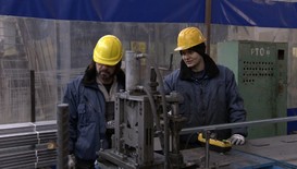 Шеф преосмисля бизнес модела си, след като се внедрява под прикритие в компанията