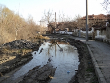 Улица в центъра на село Найден Герово, обл. Пловдив