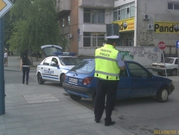 Скрити полицаи дебнат на пешеходна патека